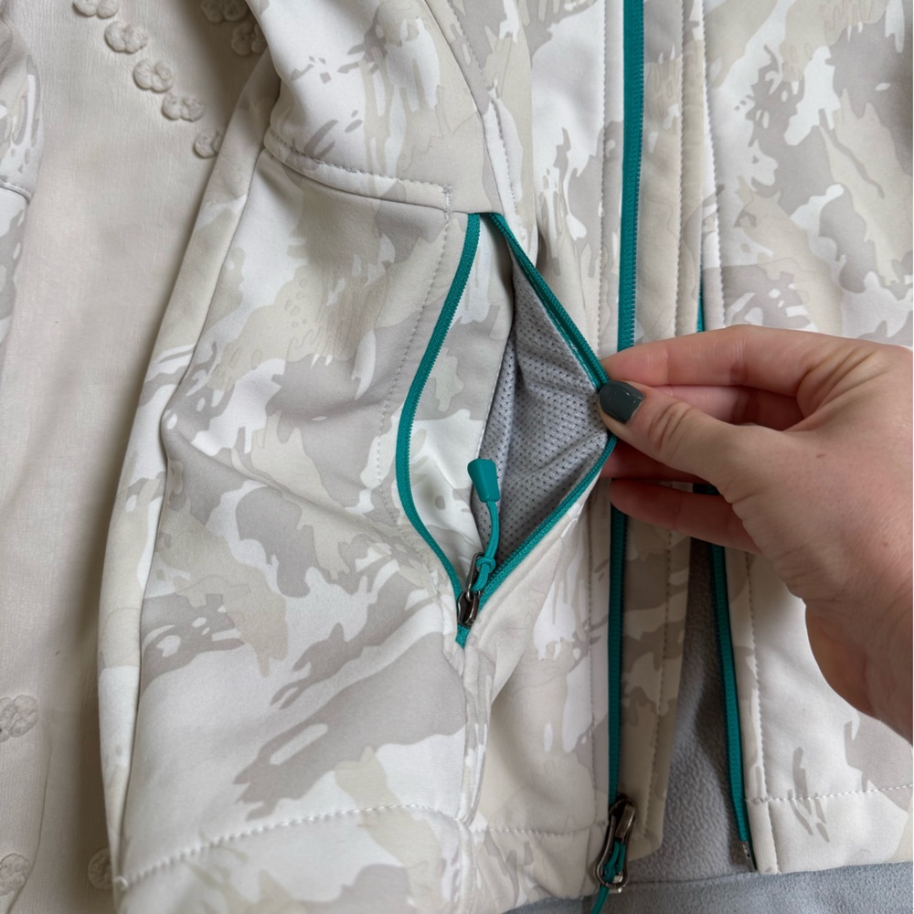 The North Face Women's Jacket - White and Gray Camo - Picture 3 of 7